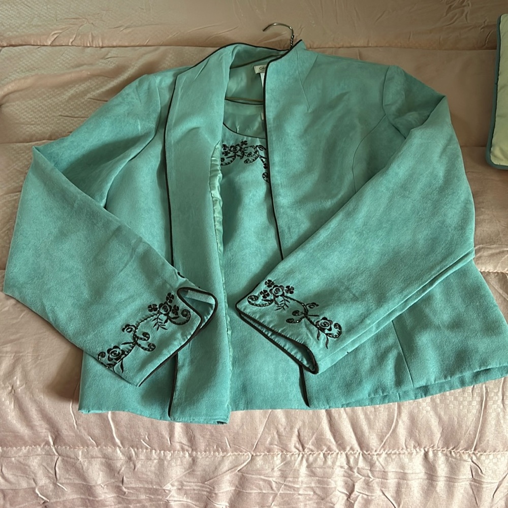 Gorgeous suit jacket and sleeveless shell, beading and embroidery is perfect.